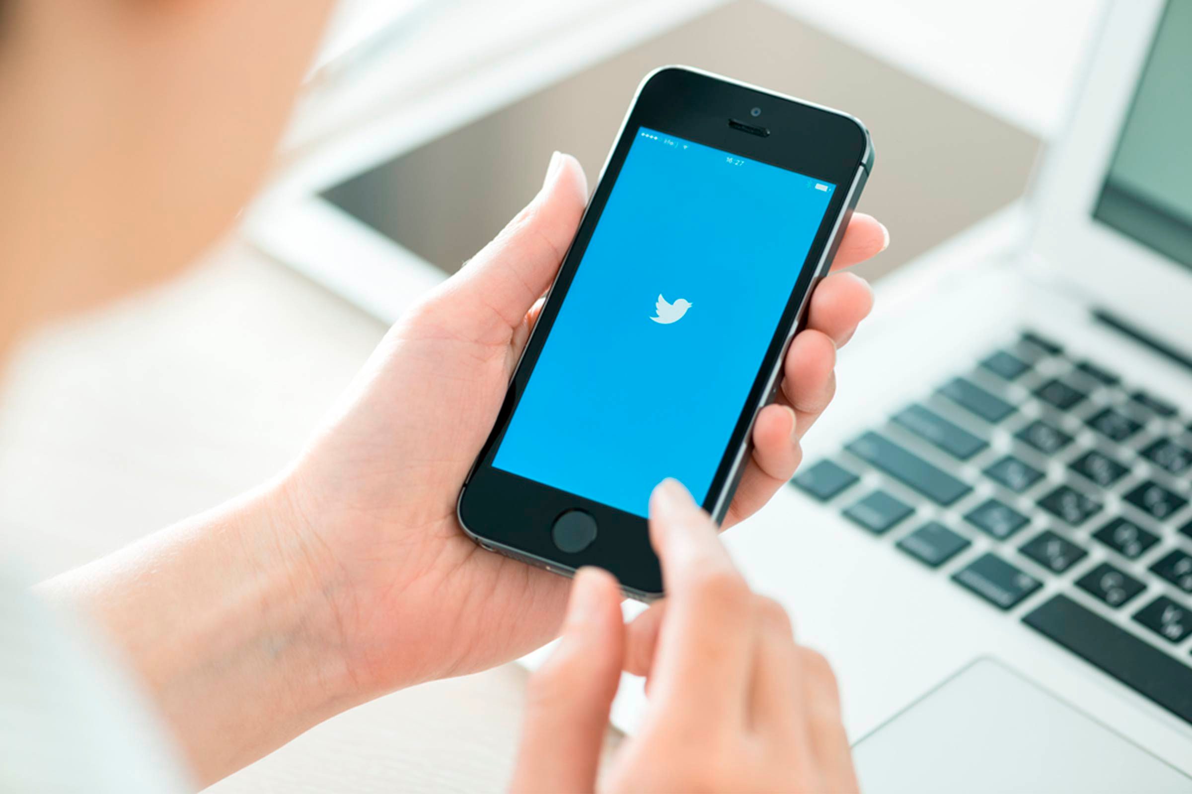 phone with twitter icon on screen